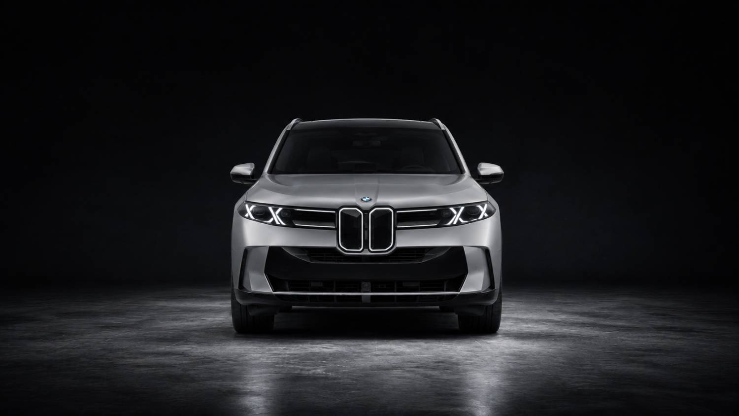 BMW X5 در رنگ نقره‌ای